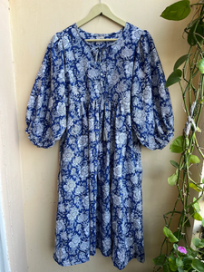 เดรสแม็กซี่ลำลองพิมพ์ลายด้วยมือสำหรับฤดูร้อนสำหรับผู้หญิง ผ้าฝ้าย 100% เสื้อคลุมอินเดีย คอวี แขนยาว ลายดอกไม้ เดรสแม็กซี่ยาว - Product Image 4