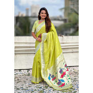 ผ้าไหมพิธานีลายดอกบัวและนกยูงสีเขียวประดับด้วยดิ้นทอง ผลิตโดย Elite Weaves ผู้ผลิตเสื้อผ้าอินเดียและปากีสถาน - Product Image 1