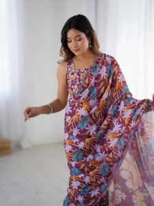 Sari en chinnon lourd avec motif floral pour femme, idéal pour les mariages, imprimé et orné d'un magnifique travail de miroir Kutchi. - Product Image 5