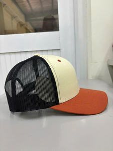 หมวกแก๊ปทรง Trucker สีทูโทนแบบเรียบ  ปีกสีเทอร์ราคอตต้า  ตาข่ายสีครีม  รับผลิตตามสั่ง (OEM) ขายส่ง ผลิตในเวียดนาม สำหรับแบรนด์ต่างๆ พร้อมสกรีนโลโก้ - Product Image 3