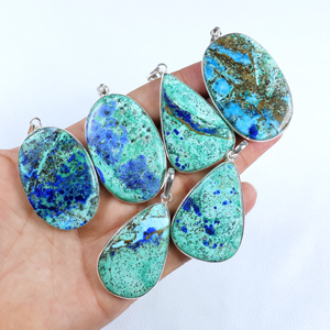 Pendentif artisanal de haute qualité en azurite-malachite, collier unique en pierre précieuse naturelle, style bohème, design paix, argent - Product Image 1