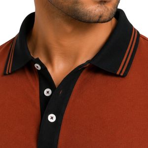 Polo Premium para Hombre en Color Marrón Óxido con Cuello y Ribete de Manga en Contraste Negro, Manga Corta, Ropa Deportiva Casual de Golf, Logotipo Personalizado - Product Image 3
