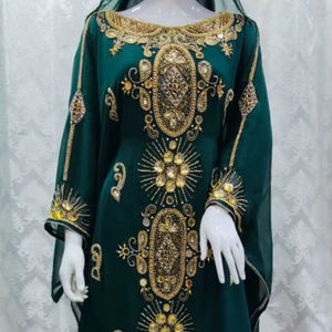 Caftán Elegante Verde Esmeralda con Adornos Hechos a Mano, Trabajo Intrincado con Cuentas Doradas, Abaya de Lujo con Mangas Largas hasta el Suelo - Product Image 1