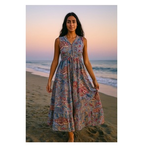 Robe en coton pour femme avec un motif floral attrayant, col en V confortable, achat direct auprès d'un fournisseur indien au prix de gros. - Product Image 1