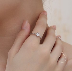 Anillo de Compromiso CZ Droplet en Plata de Ley, Corte Pera de 4x6mm con Engaste de Garras, Anillo de Lujo Ajustable - Product Image 2