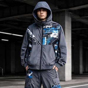 Chándal tecnológico para hombre con diseño utilitario y bolsillos con cremallera para un almacenamiento seguro. - Product Image 6