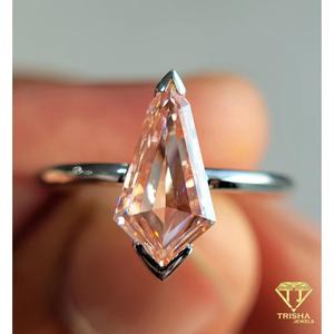 Bague de fiançailles en moissanite rose pêche taille cerf-volant en or blanc, bague solitaire à deux griffes, minimaliste et moderne, pour mariage - Product Image 2