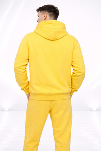 ชุดเสื้อฮู้ดดี้และกางเกงจ็อกเกอร์สีพื้นสำหรับผู้ชาย – ชุดลำลองสีเหลืองพร้อมโลโก้แบบกำหนดเอง - Product Image 4