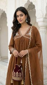 Ensemble de costume marron en Chanderi brodé Dori, coupe trapèze et froncé - Product Image 4