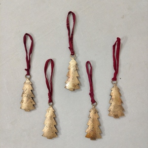 Juego de estrellas navideñas de mimbre hechas a mano en colores marrón oscuro natural y blanco, perfecto para decoración navideña y mesa festiva. - Product Image 6