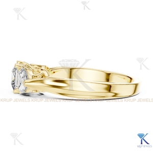 Anillo de Diamantes CVD Cultivados en Laboratorio con 3 Piedras, Corte Princesa y Corazón, Oro Sólido - Product Image 3