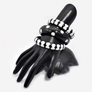 Juego de Brazaletes de Resina, Redondos, Negros con Puntos Blancos, Acabado Brillante, Técnica de Fundición, Joyería de Moda, Escultura Artística - Product Image 1
