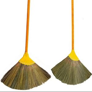 Escoba de Hierba Vietnamita de Alta Calidad y Precio Económico con Mango de Plástico o Madera del Fabricante de Escobas de Hierba VINACRAFT - Product Image 2
