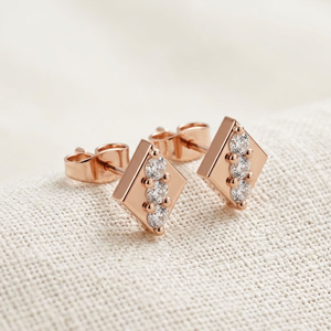 Boucles d'oreilles clous en or rose 14 carats pour femme, serties de diamants géométriques carrés, trois pierres serties clos, pour mariage, fiançailles, fête, cadeau - Product Image 1