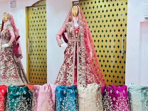 Bruidsschouders In Mastani-Stijl Met Fluwelen Lehenga, Volledig Jarkan-Werk, Dupatta En Riem Nieuwe Wintertrending Look