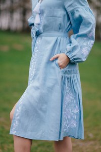 Robe d'été décontractée bleu clair bohème pour femme, 100 % coton, coupe trapèze, imprimé floral, longueur genou, manches bouffantes brodées, avec fente - Product Image 3