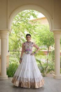 Blouse en rayonne style Kutchi et Lehenga en rayonne avec dentelle Lampi et volants, spéciale Navratri, prêt-à-porter - Product Image 5