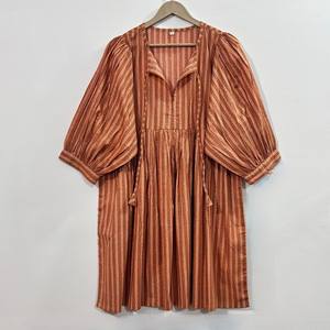 เสื้อทูนิคคอวี แขนสามส่วน ผ้าฝ้ายพิมพ์ลายดอกไม้ด้วยมือ เป็นมิตรต่อสิ่งแวดล้อม แต่งระบายลูกไม้ทำมือ ซักได้ ทรงเอวธรรมชาติ สไตล์ชิโนเซอรี - Product Image 1