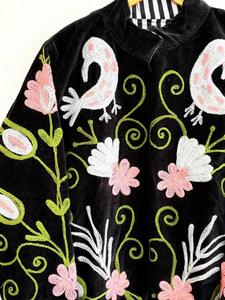 Chaqueta de terciopelo negro para mujer con bordado floral Suzani y patrón de pájaros, manga larga, cuello alto, hecha a mano, ropa de abrigo de invierno para mujer. - Product Image 2