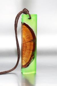 Pendentif en bois et résine fait main de luxe |   Collier en bois écologique avec motif d'amour |   Pendentif en époxy design pour mariage - Product Image 3
