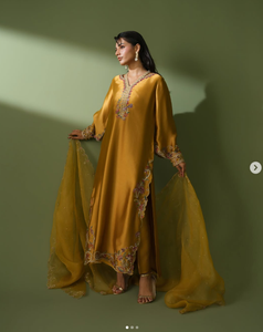 Salwar Kameez élégant pour femme en satin de soie couleur moutarde, brodé, style traditionnel indien pakistanais, protection solaire, réversible, coupe classique - Product Image 1