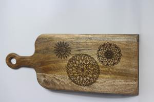 Planche à découper rectangulaire en bois de manguier naturel avec poignée et motif gravé pour la cuisine - Product Image 4