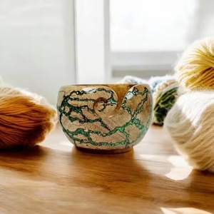 Bol à laine rond en bois avec motif de veines vertes, fabriqué à la main pour le tricot et le crochet, design simple et durable - Product Image 1