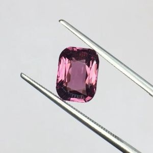 สปิเนลธรรมชาติทรงคุชชั่น 2.69 กะรัต คุณภาพระดับ AAA พร้อมประกายเงางาม สีสวยงาม ตัดและขึ้นรูปได้อย่างสมบูรณ์แบบ - Product Image 1