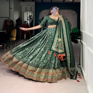 VASTRA COTTAGE Lehenga Choli de seda con bordado de lentejuelas y encaje, Dupatta Gotta Patti con borlas y gran vuelo. - Product Image 5
