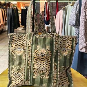 Sac fourre-tout matelassé en coton à motifs floraux, fait main en Inde, style bohème, réutilisable, pour le shopping et le marché au quotidien au printemps - Product Image 4