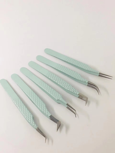 Pinzas Profesionales de Alta Calidad Antimagnéticas de Acero Inoxidable para Pestañas, Personalizables, con Puntas Inclinadas de Fibra para Extensiones de Pestañas - Product Image 3