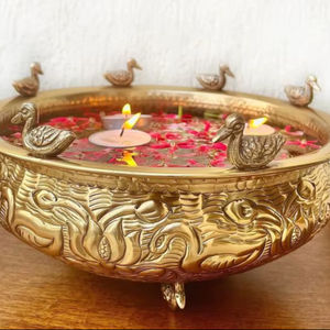 Candelabro de Metal de Lujo Diseñado para Iluminar con Velas, para Mejorar la Experiencia de una Cena Romántica y Crear un Ambiente Elegante en la Noche - Product Image 1