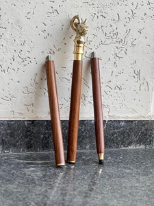 Bâtons de marche rustiques modernes en bois naturel écologique avec poignée en laiton poli, idéaux pour les cadeaux - Product Image 6