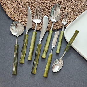 Cuillère en résine transparente faite à la main, design feuille, cadeau élégant pour la cuisine et la salle à manger, disponible à la vente - Product Image 6