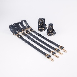 Contraintes de lit en cuir de vachette à quatre sangles avec un matériel solide idéal pour la manchette de poignet de cheville BDSM-Option BDSM-0125 - Product Image 1