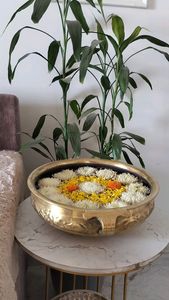 Recipiente de metal con acabado rústico para iluminación con velas en interiores de casas de campo, creando un ambiente decorativo acogedor y confortable. - Product Image 3