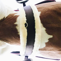 Sangle en peau de mouton pour l'équitation, marron avec doublure en polaire blanche, boucles réglables