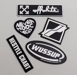 Nouvel Arrivage Écussons en PVC 3D en caoutchouc gaufré, durables et de haute qualité, Écussons logo en caoutchouc souple gaufré 2026 - Product Image 1