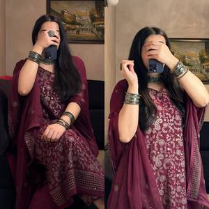 Kurta Larga de Georgette con Bordado de Lentejuelas, Pantalón a Juego y Dupatta con Trabajo de Lentejuelas Intenso, Completamente Cosido, para Fiestas y Eventos Festivos - Product Image 2