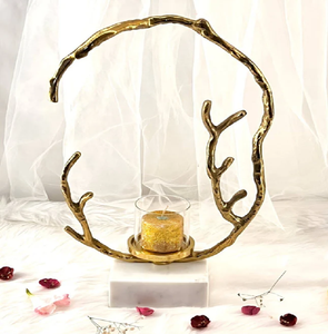 Moderno candelabro de anillo dorado con base de mármol y copa de vidrio, disponible a precios de mayorista para decoración de mesa de lujo. - Product Image 1