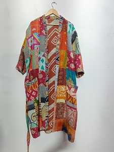 Kimono Kantha Patchwork Assorti Vente en Gros Vêtements Indiens Vintage Robe Bohème en Coton Fait Main Motif Floral Fermeture à Cordon - Product Image 1