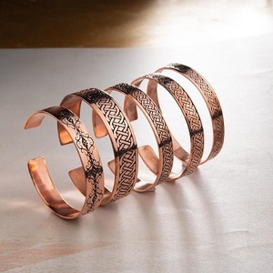 กำไลข้อมือทองแดงชุบทองแบบตอกลายแม่เหล็ก Royal Artisans - ดีไซน์คลาสสิกทันสมัย พิมพ์ลายได้ตามสั่ง สำหรับทุกเพศ ดีไซน์เพื่อสุขภาพ F S - Product Image 4