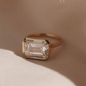 Anillo de Compromiso Solitario con Diamante Cultivado en Laboratorio de Corte Esmeralda de 2 Quilates, con Engaste de Bisel, Certificado IGI, Anillo Personalizado de Oro y Plata - Product Image 6