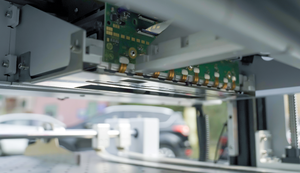 طابعة ملصقات رقمية أوتوماتيكية بالحبر النفاث طراز Falcon-491s الأكثر مبيعًا للكرتون المضلع وأكياس الورق وصناديق التسوق - سرعة عالية 1200 نقطة في البوصة - Product Image 5