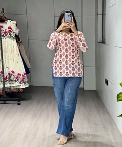 Kurti Corto Moderno de Algodón Cambrico con Estampado Floral de Diseño Reciente, Ropa Étnica para Uso Diario, Blanco y Rojo - Product Image 3