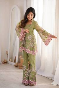 Ensemble Kurta Traditionnel Vert en Soie Brodé pour Femme, Coupe Ample, Longueur Cheville, Style Indien et Pakistanais, Tenue Décontractée - Product Image 4