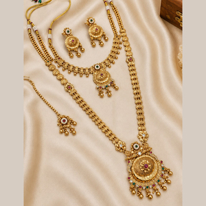 Ensemble de bijoux ethniques traditionnels JeweleMarket, collier et boucles d'oreilles géométriques en alliage de zinc plaqué or avec cristaux et strass - Product Image 1
