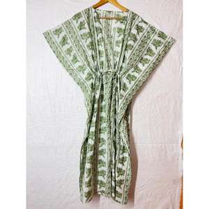 ชุดเดรสยาวผ้าฝ้ายลายดอกไม้ คอวี รัดเอวได้ ใช้คลุมชุดว่ายน้ำ แขนกิโมโนทรงหลวม เหมาะสำหรับใส่ไปเที่ยวพักผ่อน ขายส่ง - Product Image 1