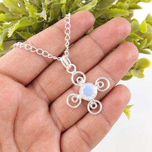 Colgante de ópalo lechoso moderno chapado en plata 925 sobre latón con cadena, forma redonda con engaste de bisel, ideal para regalos de cumpleaños y fiestas. - Product Image 2