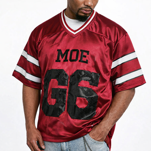 Camiseta de Fútbol Americano para Hombre, Color Rojo de Moda, Acabado Satinado, Cuello en V, Mangas con Rayas en Contraste, Número Personalizado, Ropa de Equipo, Proveedor OEM al por Mayor, EE. UU. - Product Image 3